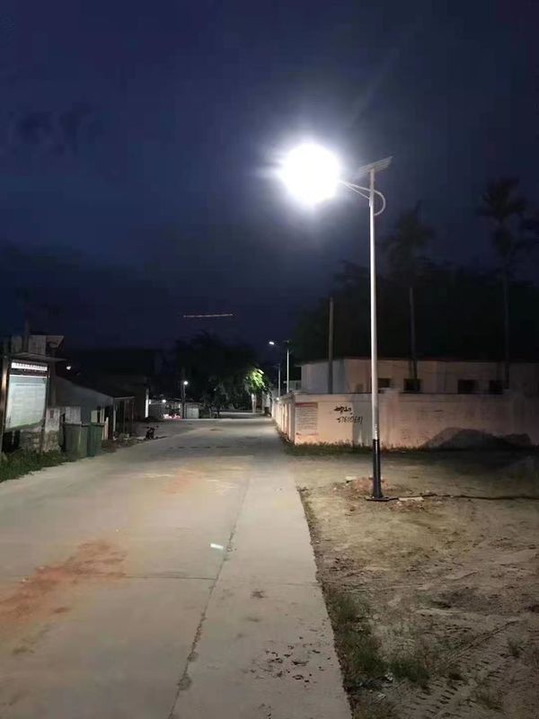 الكل في 2 أضواء الشوارع الشمسية 60W 80W أضواء الطريق الشمسية LED شبه الشمسية ضوء الشارع