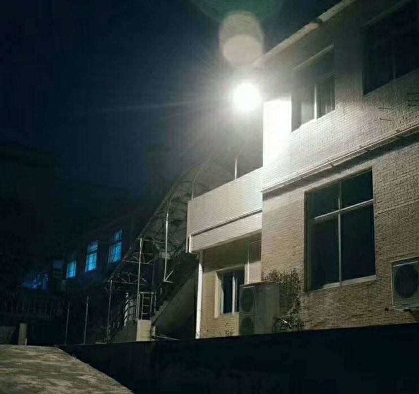 مستشعر حركة لضوء الفيضانات بالطاقة الشمسية LED للحدائق الخارجية مزود بتحكم ذكي في الإضاءة