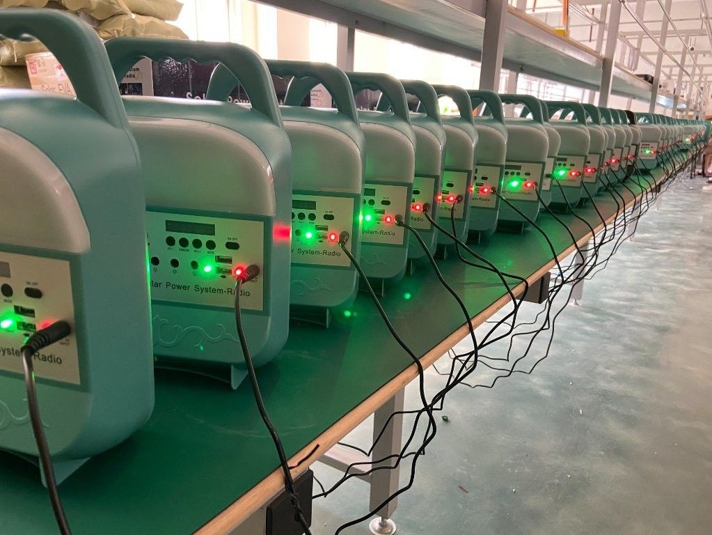 12W نظام الألواح الشمسية 4 لمبات LED مجموعات نظام إضاءة الطاقة الشمسية المحمولة