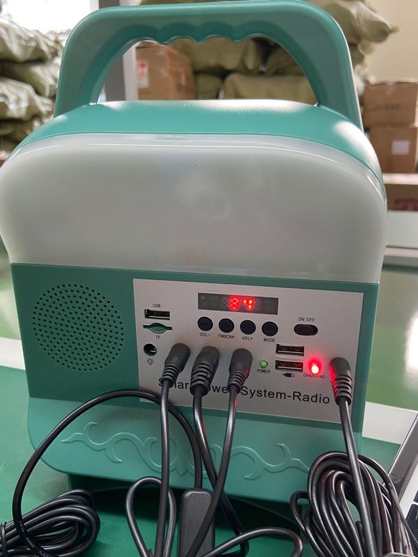 12W نظام الألواح الشمسية 4 لمبات LED مجموعات نظام إضاءة الطاقة الشمسية المحمولة