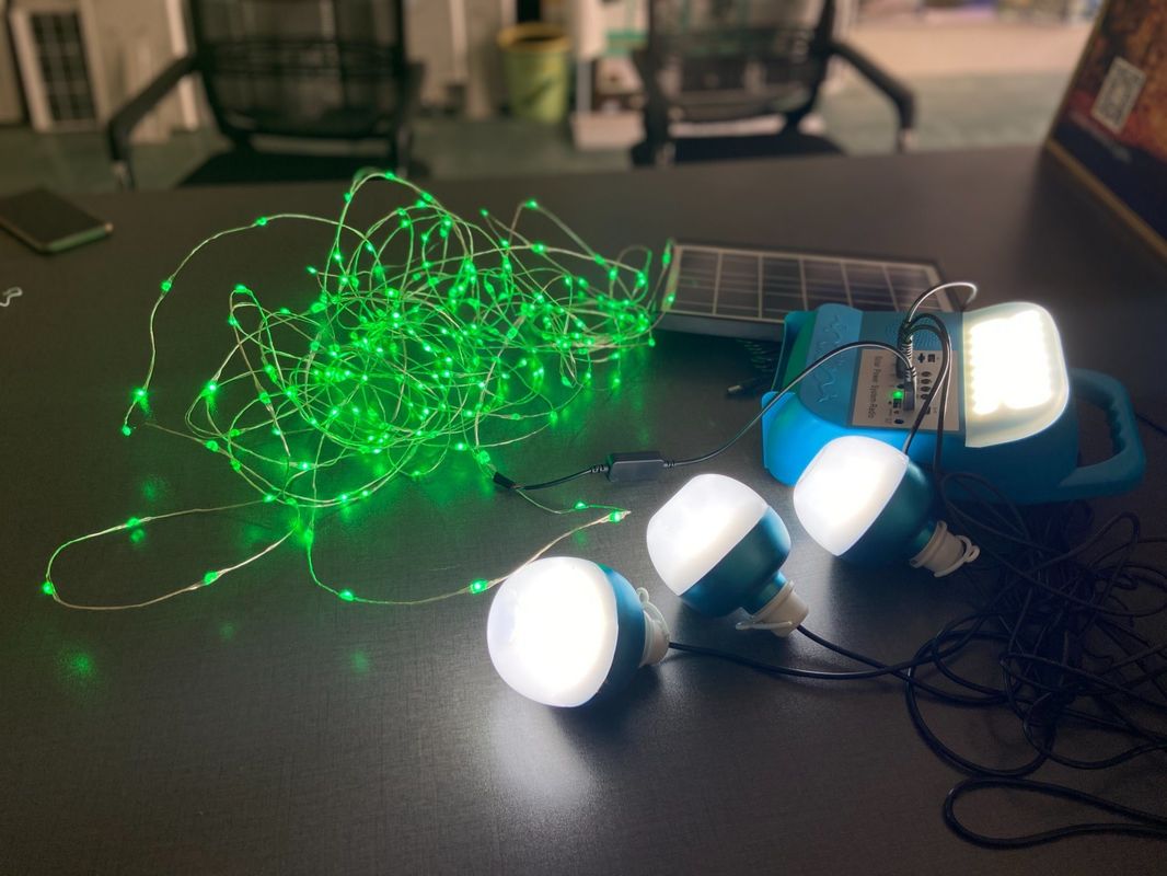 12W نظام الألواح الشمسية 4 لمبات LED مجموعات نظام إضاءة الطاقة الشمسية المحمولة