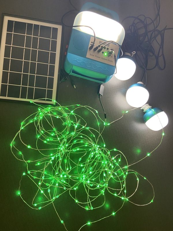 12W نظام الألواح الشمسية 4 لمبات LED مجموعات نظام إضاءة الطاقة الشمسية المحمولة